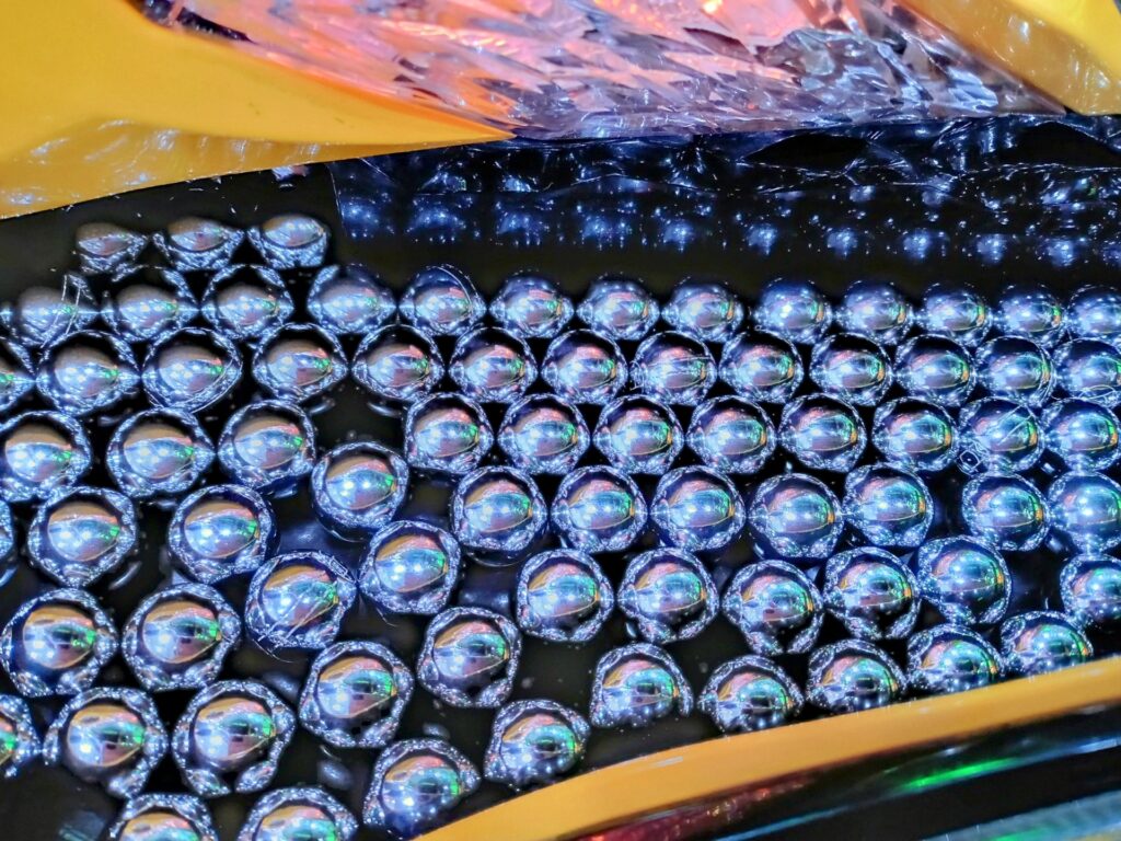 パチンコ実機の盤面と遊技球